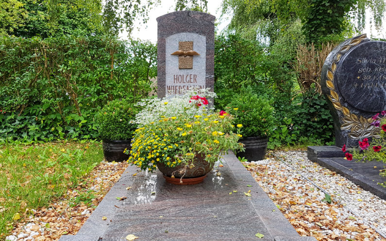 Neustadt an der Orla Evangelischer Friedhof Einzelgrabstein Wiedemann - 1