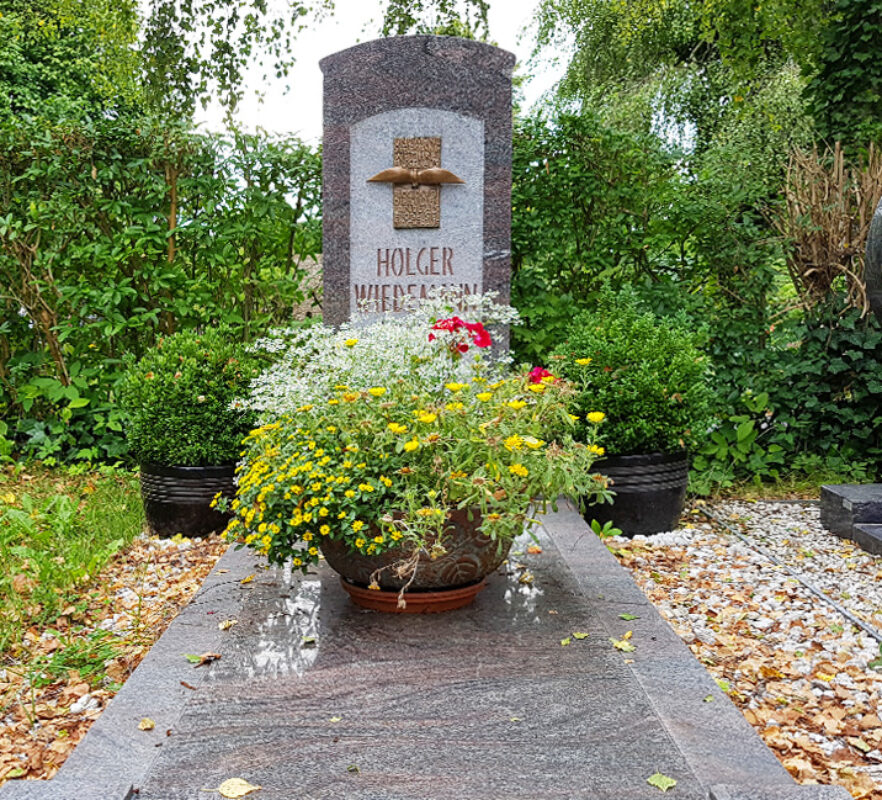 Einzelgrabstein aus Granit mit Bronzetafel / Grabstein mit Grabspruch und Vogel