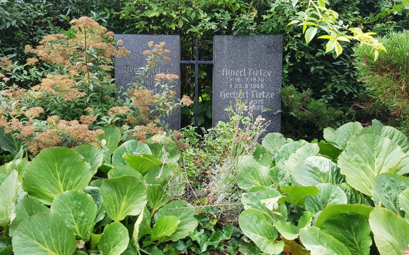 Neustadt an der Orla Evangelischer Friedhof Doppelgrab Tietze - 1