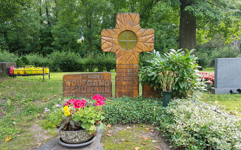 Neustadt an der Orla Evangelischer Friedhof Familiengrab Schuhmann - 1