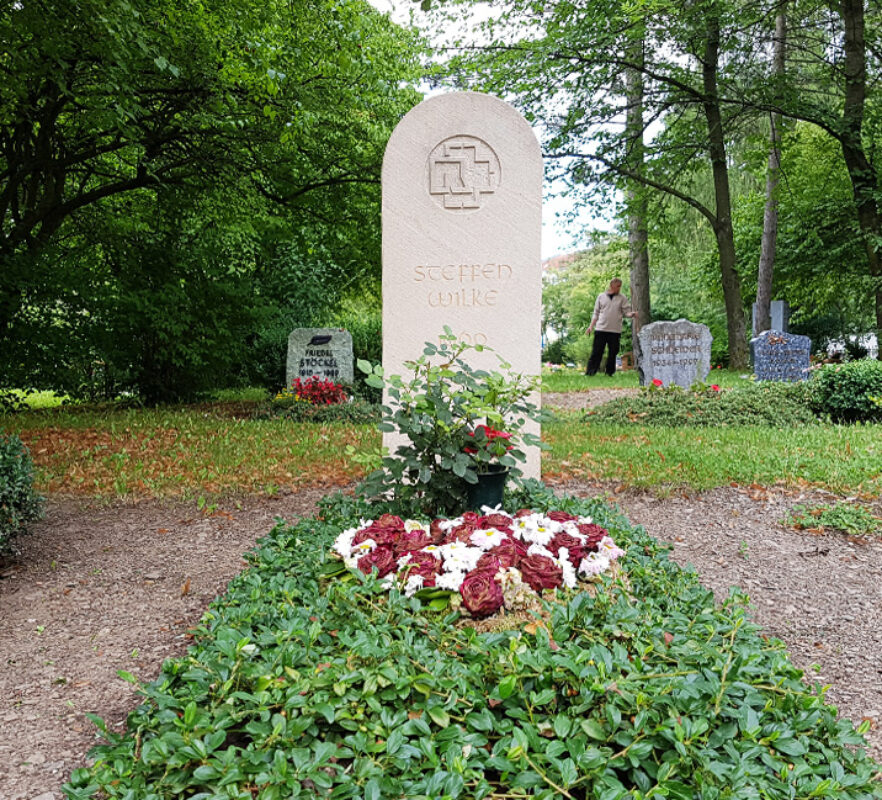 Grabstein Einzelgrab mit Gravur / Grabstein mit immergrünen Bodendeckern & Rosen