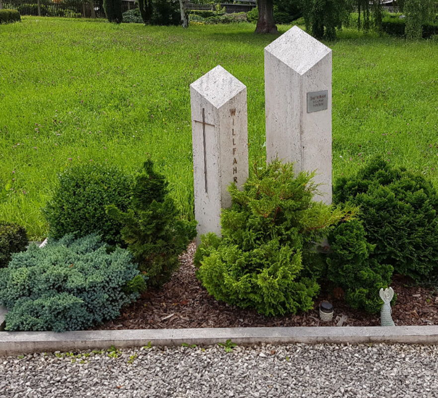 Zweiteiliger Grabstein als Stelen - Kalkstein - Gestaltung Doppelgrab