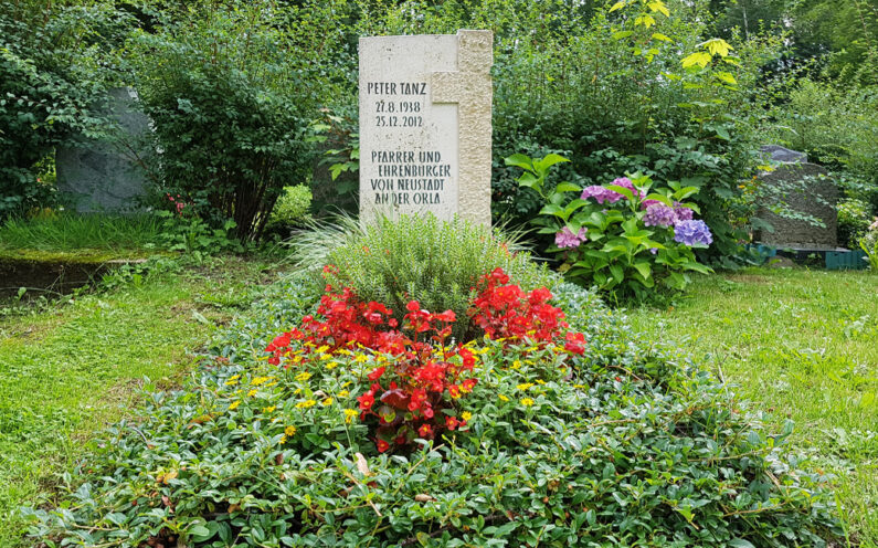 Neustadt an der Orla Evangelischer Friedhof Einzelgrabmal Tanz - 1