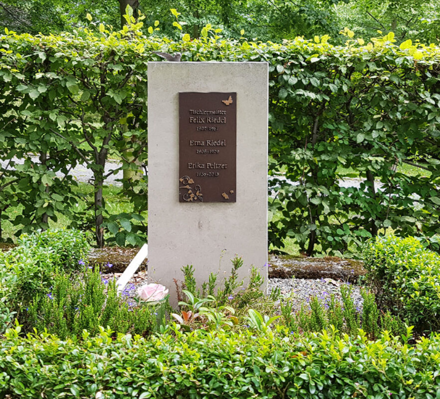 Grabstein mit Bronzetafel - Kalkstein - Gestaltung Urnengrabanlage