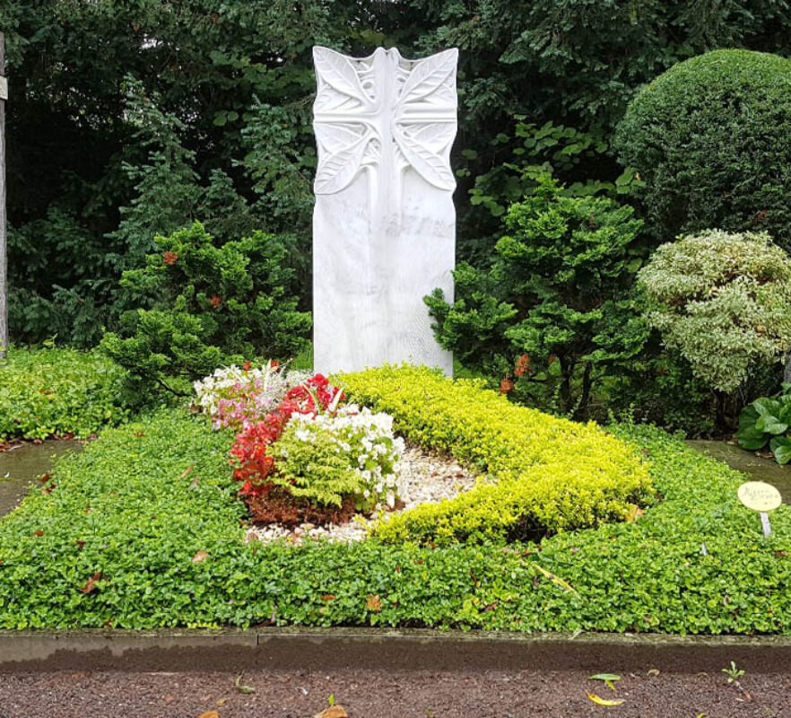 Grabstele mit Kreuz für ein Doppelgrab aus Marmor mit Kreuz - Moderne Grabbepflanzung