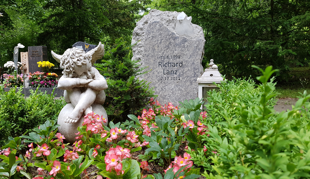 Kindergrab mit Engel und Grabstein auf Friedhof Erfurt