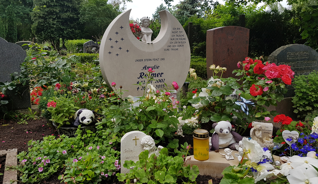 Kindergrab mit Engel und Grabstein auf Friedhof
