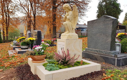 Könitz Friedhof Urnengrabstein mit Grabengel Schmiedel