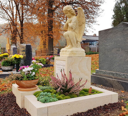 Könitz Friedhof Urnengrabstein mit Grabengel Schmiedel