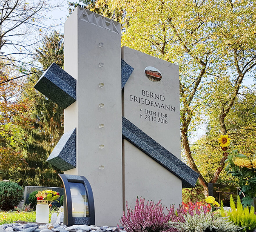 Zweiteiliger Grabstein mit Kreuz - aus Kalkstein & Granit