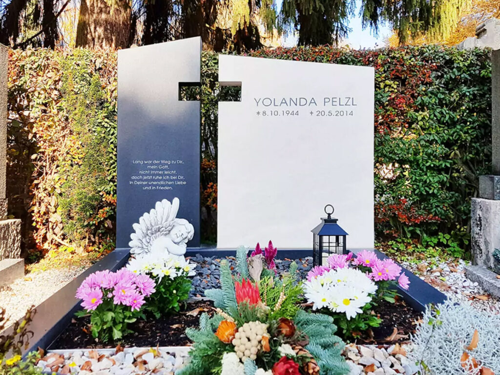 Modernes Grabmal für ein Doppelgrab mit Einfassung - heller Kalkstein & schwarzer Granit - religiöses Symbol Kreuz/ Pfaffenhofen München