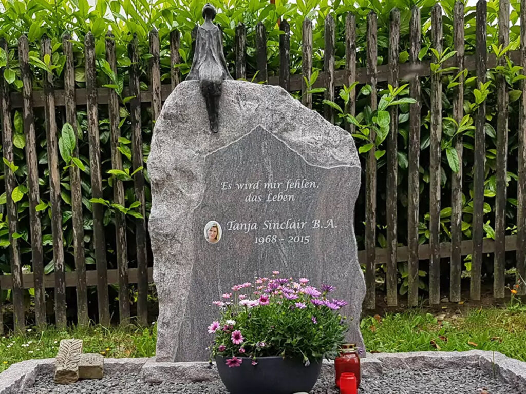 Doppelgrab/Familiengrab mit Grabstein in Felsen/Findling Optik aus Granit - Bronze Figur (Sternenguckerin) - Grabeinfassung mit Kies/pflegeleichte Grabgestaltung - Friedhof Jena Cospeda