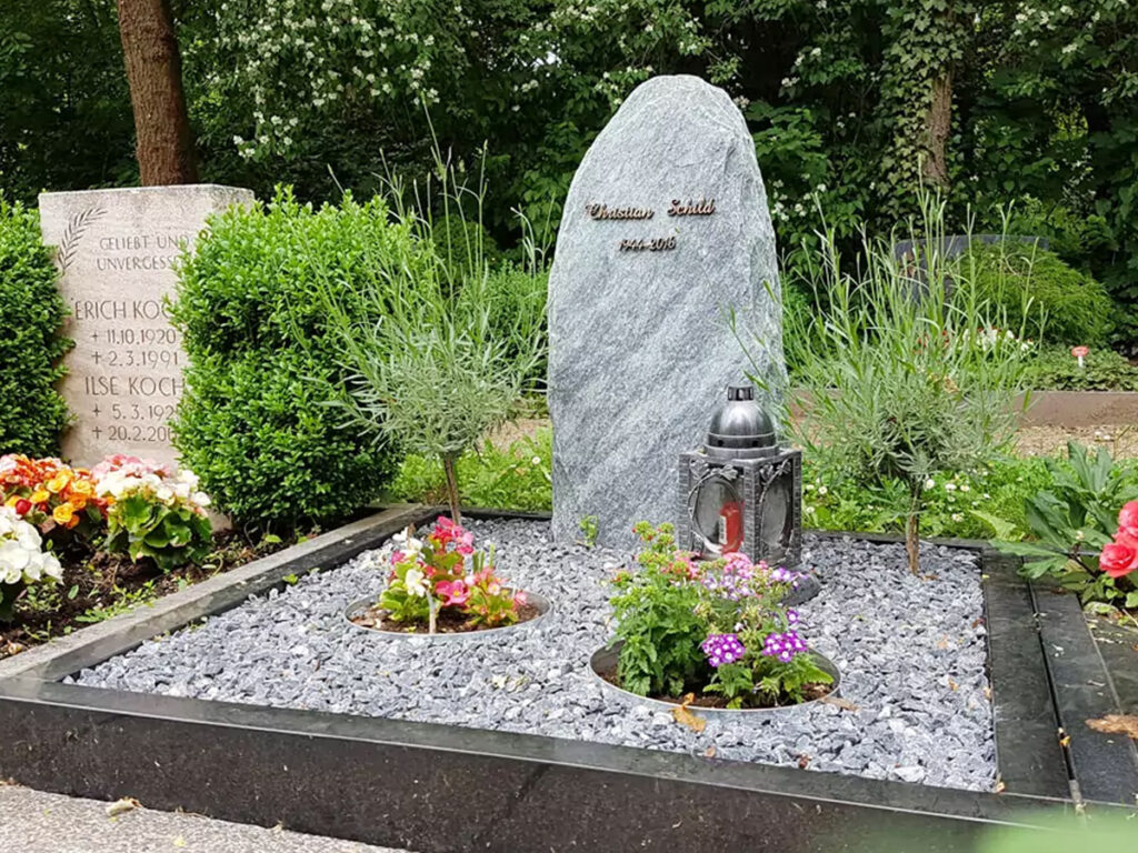Findling als Grabstein für ein Doppelgrab - Grabstele aus Granit - Grabdekoration mit Kies / Steinmetz Hauptfriedhof Erfurt