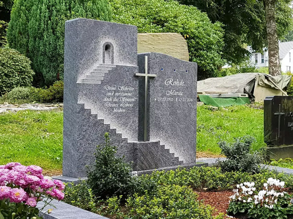 Pflegeleichte Grabgestaltung & Bepflanzung Doppelgrab / Rindenmulch & Bodendecker immergrün - Grabstein mit Treppe & Kreuz (Edelstahl) & Grabeinfassung aus Granit Orion / Lindlar Friedhof Frielingsdorf