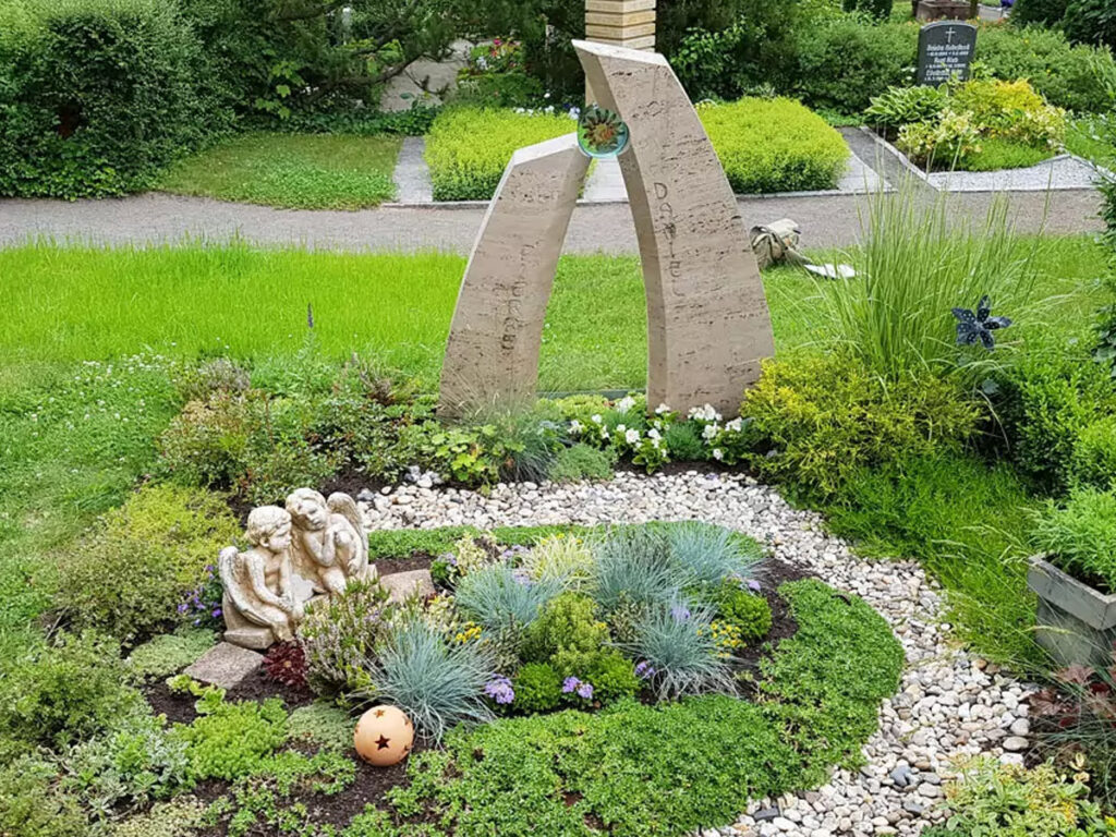 Besondere & ausgefallene Gestaltung & Bepflanzung für ein Familiengrab/Doppelgrab - Travertin Grabstein zweigeteilt mit Glas Einsatz "Sonne" - Friedhof Erfurt Hochheim