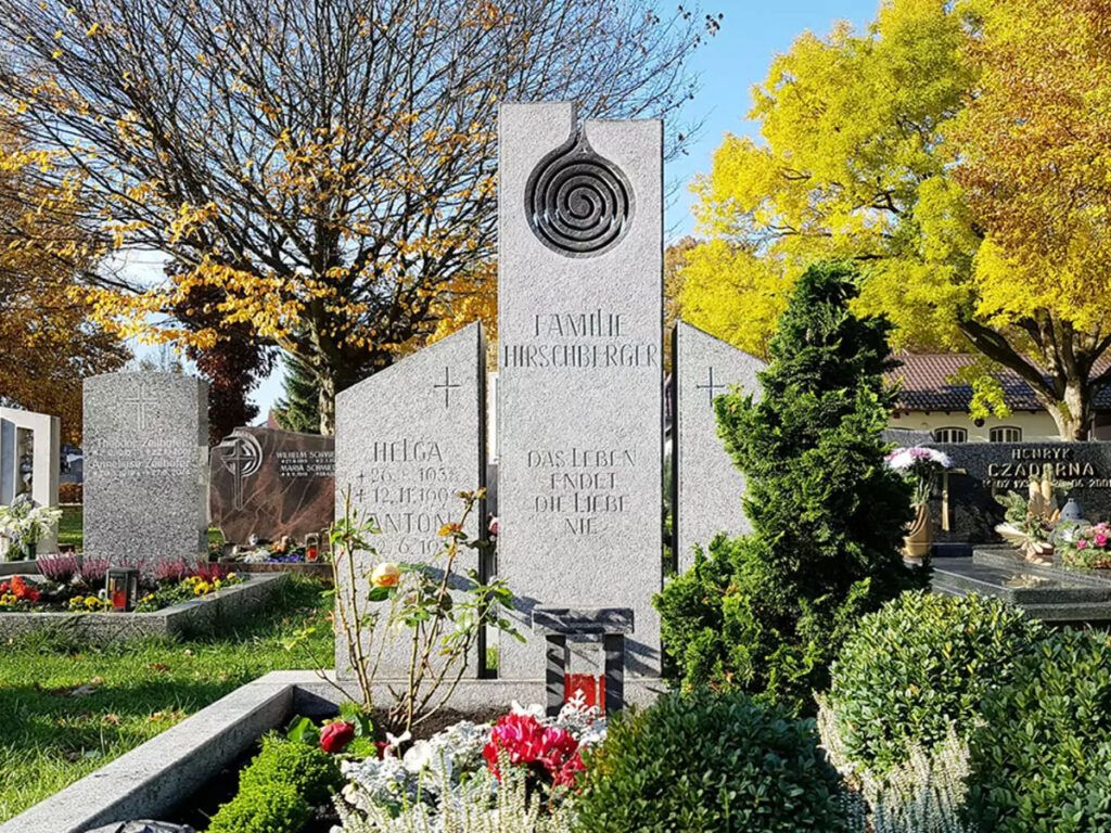 Moderner Grabstein für ein Doppelgrab - mehrteilig aus Granit - Symbol Spirale & schöne Grabbepflanzung - Friedhof Pfaffenhofen/ München