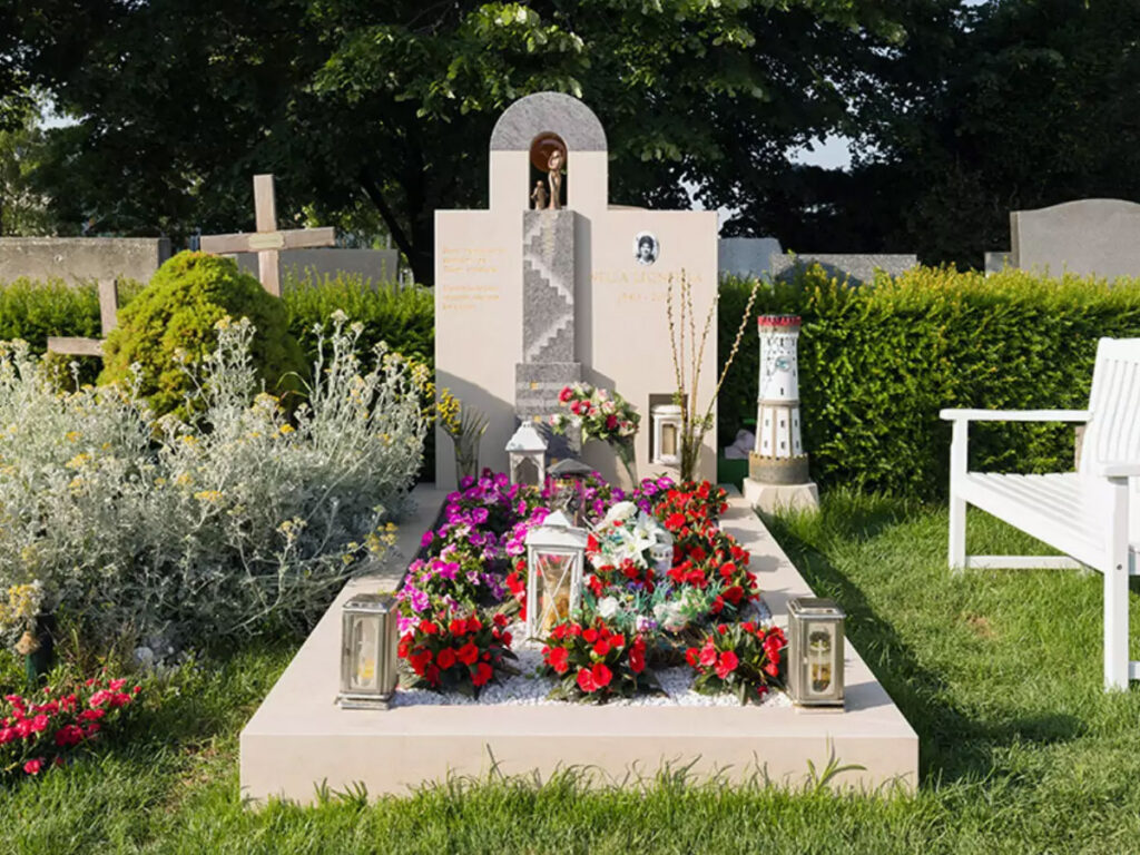 Moderne Doppelgrabanlage mit einer Materialkombination aus Kalkstein und Granit - Schöne Grabgestaltung mit Kies und Sommerblumen / Wien Friedhof Essling