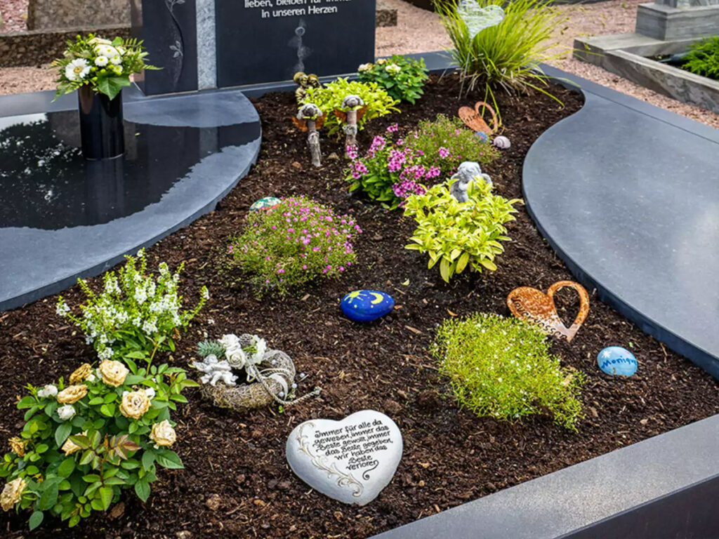 Doppelgrabstein aus schwarzem Granit mit Glaskugel und Edelstahl - Einfassung und Abdeckplatten als Grabgestaltung - Friedhof Dienheim