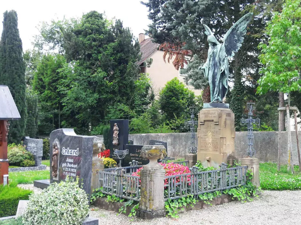 Historische Doppelgrabanlage mit einem Zaun aus Metall und Steinsäulen als Grabumrandung