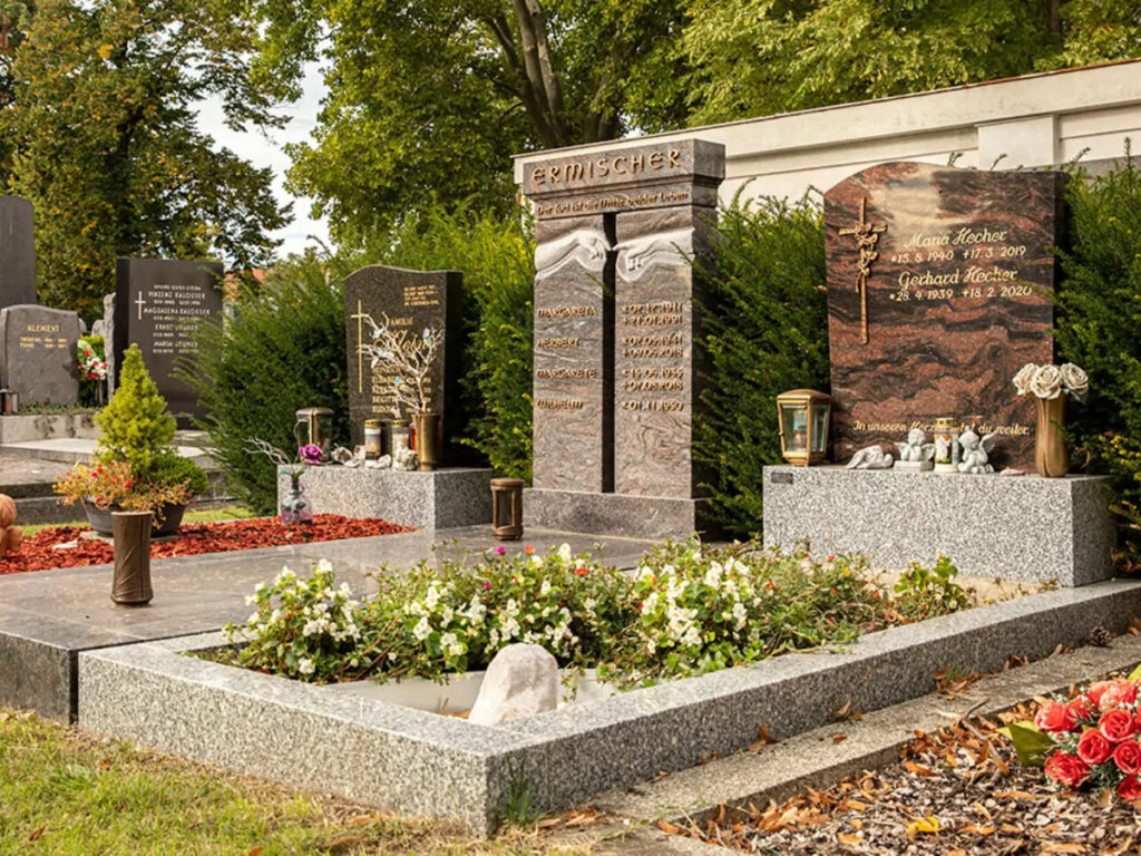 Familiengrabmal mit zweiteiligem Doppelgrabstein aus Granit - sich reichende Hände - Friedhof Wien