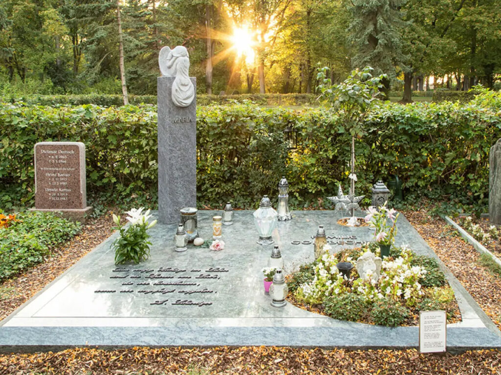 Familiengrabanlage mit Grabengel - moderne Grabstele & Abdeckplatte - pflegleichte Grabgestaltung / Friedhof Köthen