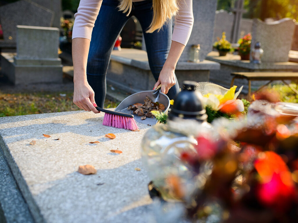 Die Reinigung des Grabsteins und der Grabstelle sollte regelmäßig erfolgen.