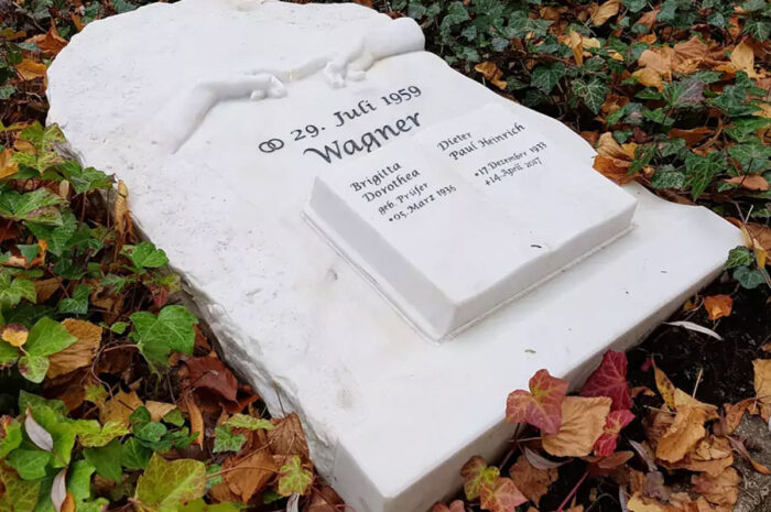 Grabplatte aus Marmor für ein Doppelgrab - Steinmetz Grabstein mit Michelangelo Motiv / Berührungen / Gera - Ostfriedhof