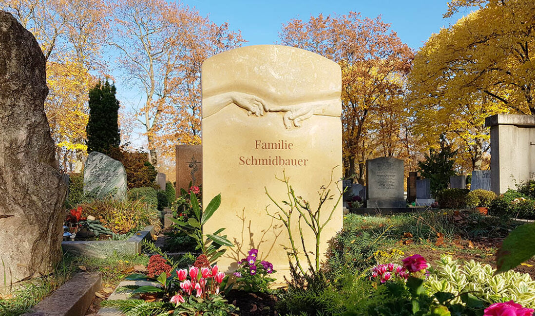 Doppelgrabmal aus Kalkstein - vollplastische Hände - Friedhof Fürth