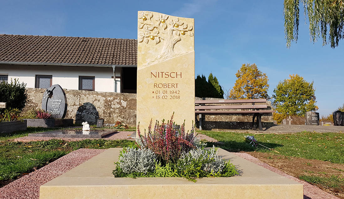 Urnengrab mit Grabstein & Gestaltung im Herbst