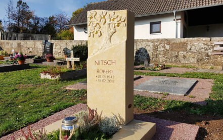 Heubach Friedhof Urnengrabmal mit Lebensbaum Nitsch