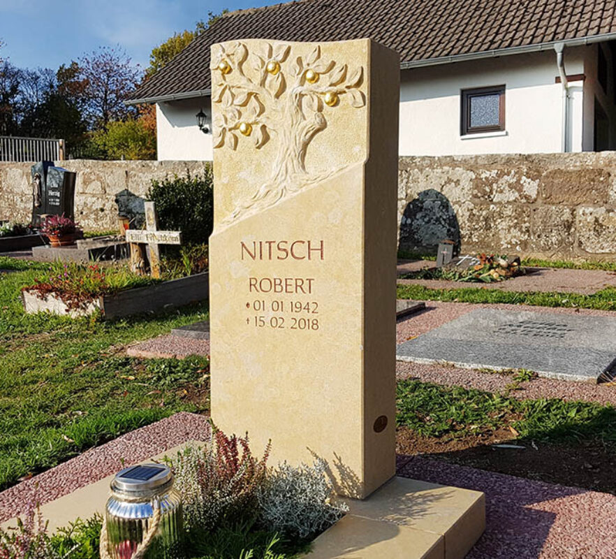 Kalksteingrabmal mit Baum für ein Urnengrab