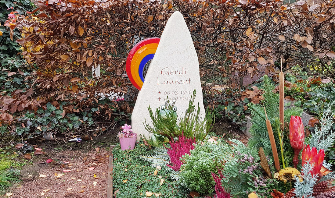 Grabstein mit Regenbogen aus Glas - heller Kalkstein ...