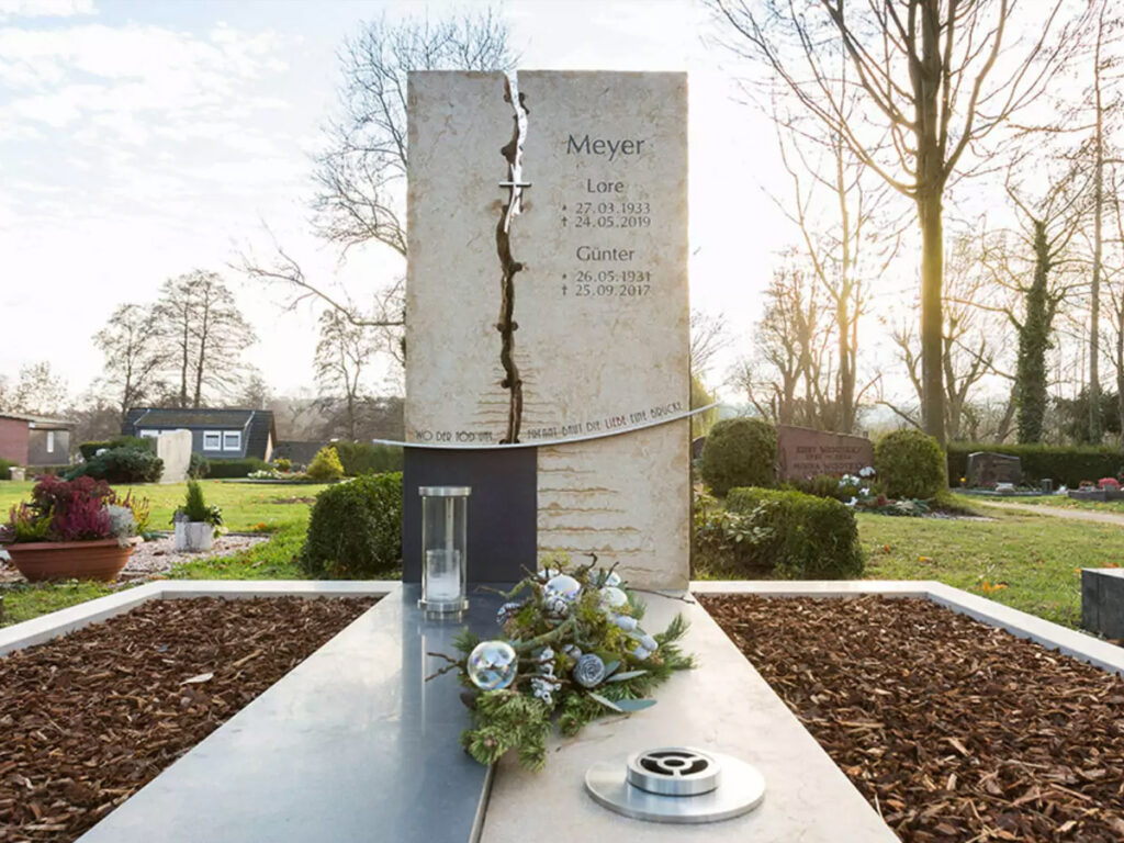 Moderner Grabstein geschlitzt - aus Kalkstein mit Kreuz als christliches Symbol - Friedhof Obervellmar