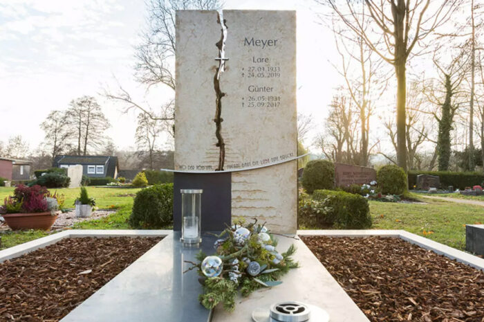 Moderner Grabstein geschlitzt - aus Kalkstein mit Kreuz als christliches Symbol - Friedhof Obervellmar