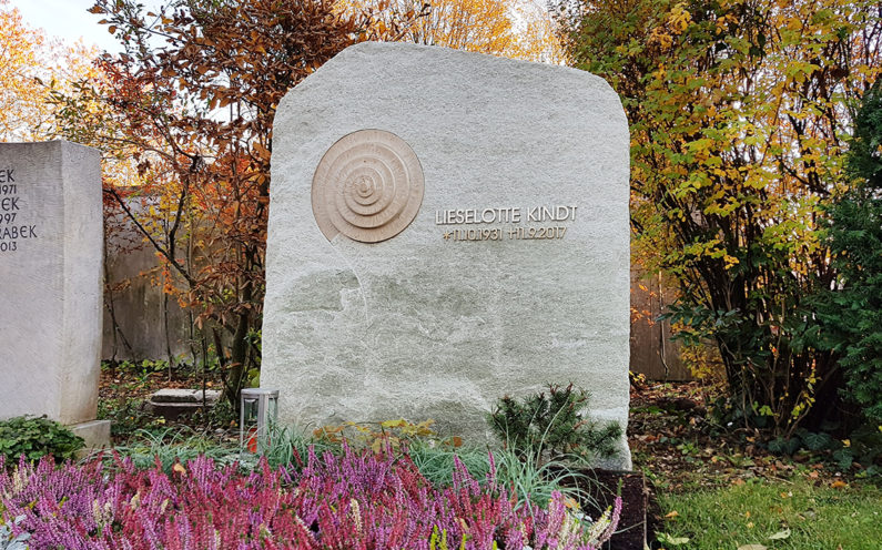 Vaterstetten Friedhof Doppelgrabmal Kindt - 1