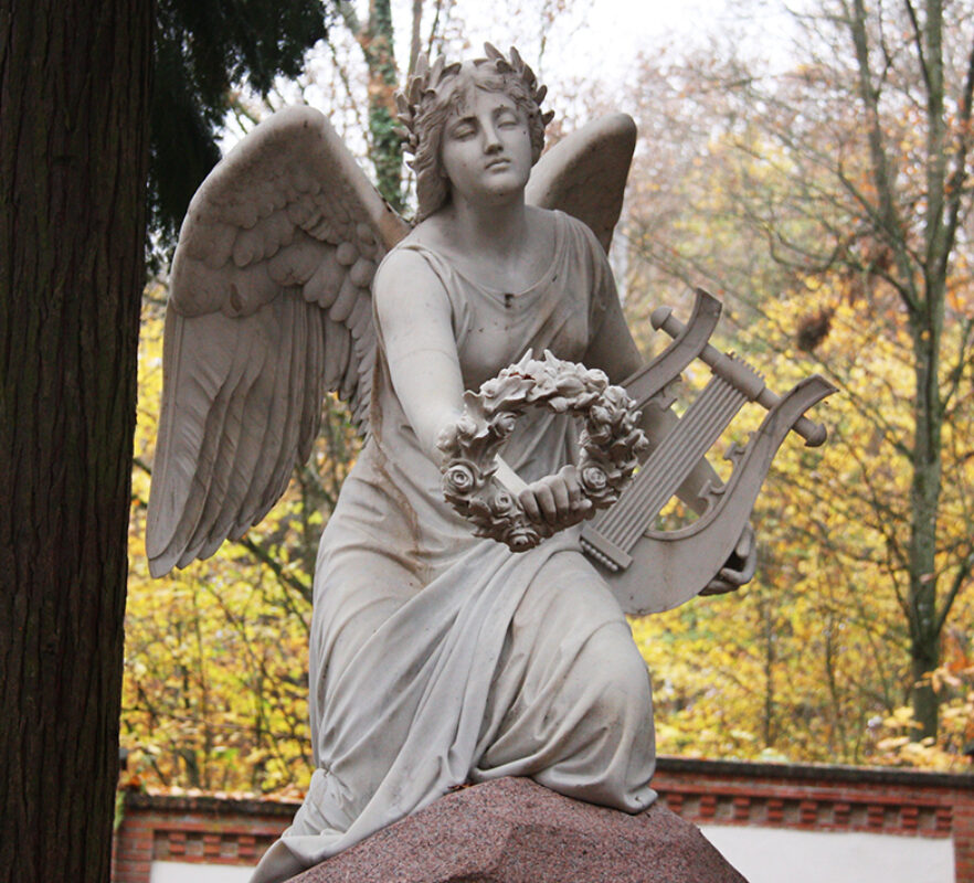 Historisches Grabmal - großer Grabengel aus Marmor