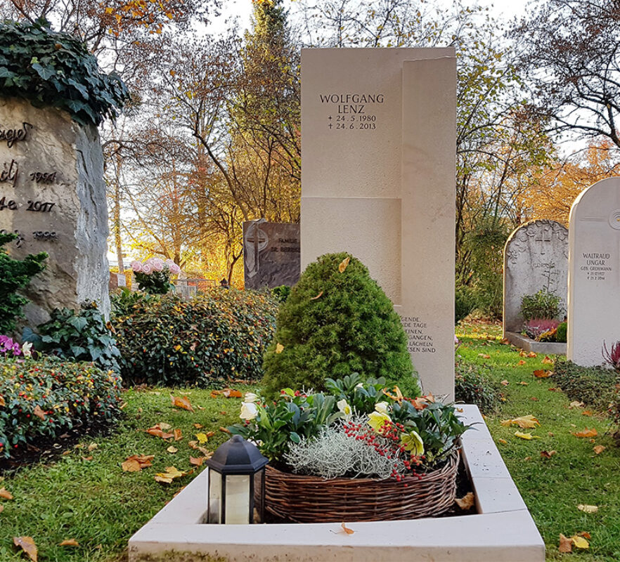 Moderner Grabstein mit Grabspruch für ein Einzelgrab - Kalkstein & Herbstlicher Grabgestaltung