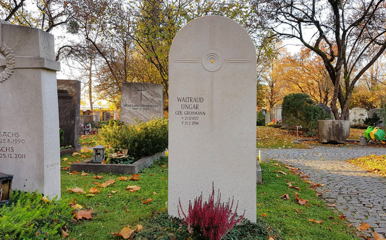 Vaterstetten Friedhof Einzelgrabmal Ungar - 1