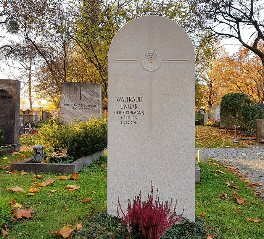 Moderner Einzelgrabstein angerundet mit Kreuz