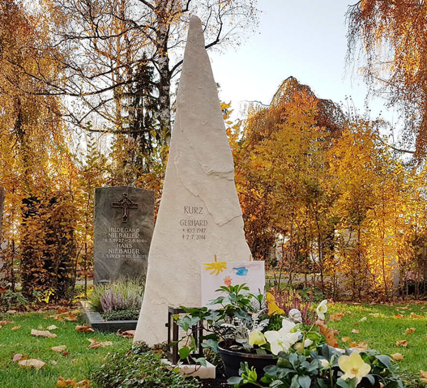 Einzelgrabmal Pyramide - Stele aus Marmor