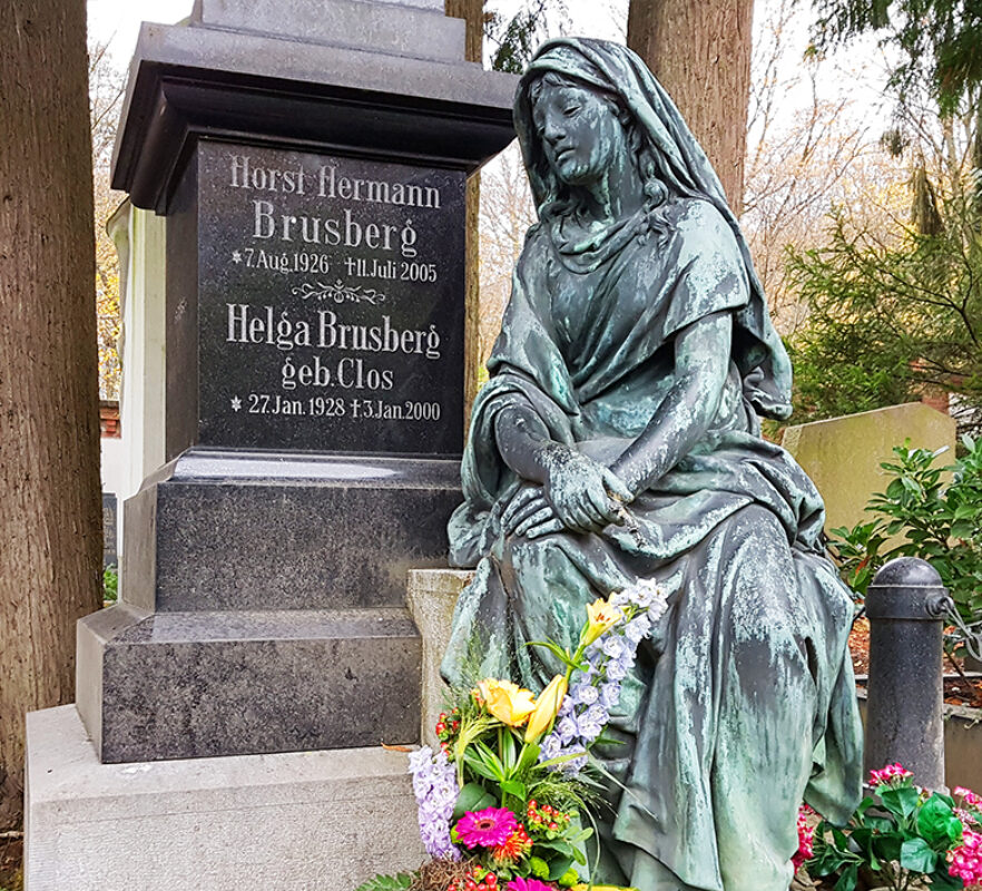 Obelisk mir lebensgroßer Bronzefigur 
