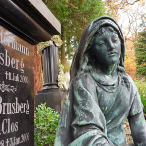 Grabstein-Brusberg-Bronzefigur-Granit-Frau-Säule-Obelisk