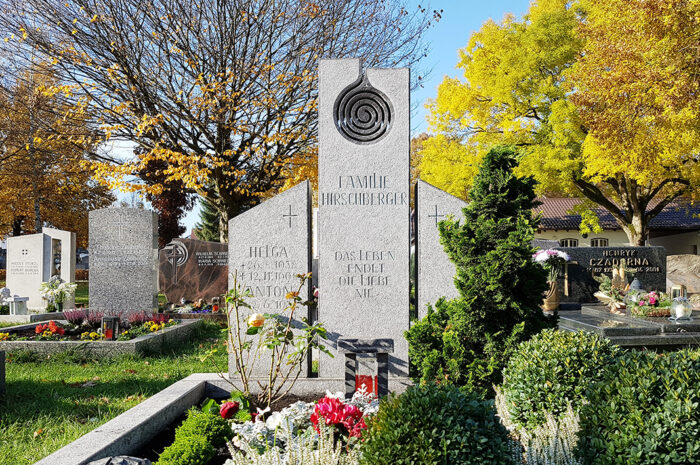 Doppelgrabstein Granit Stele Spirale mehrteilig Einfassung Grabbepflanzung Buchsbaum 09