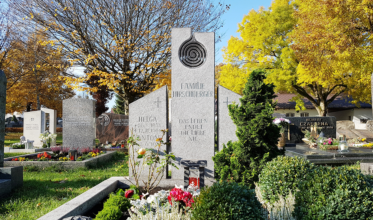 Doppelgrabstein Granit Stele Spirale mehrteilig Einfassung Grabbepflanzung Buchsbaum 09