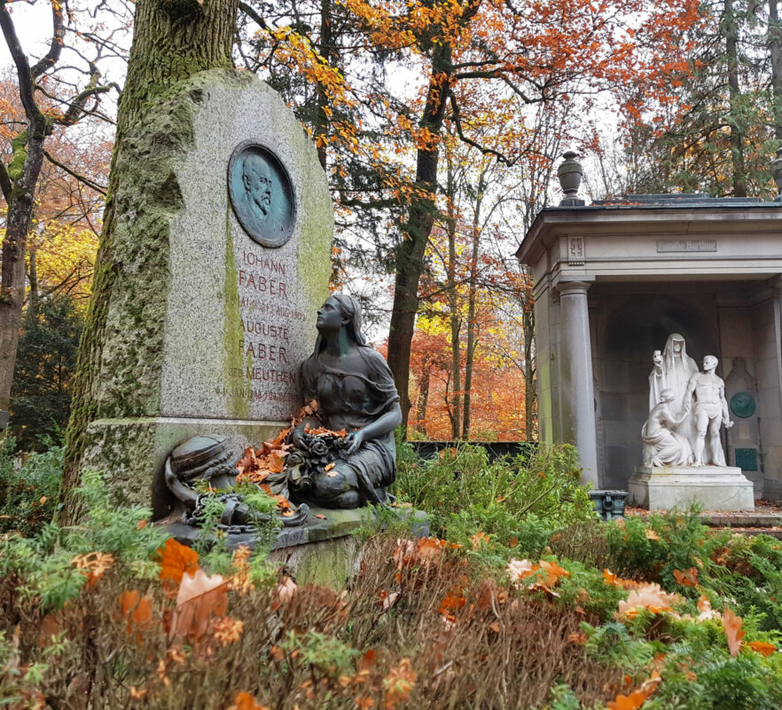 Antike Grabstätte mit lebensgroßer Bronzefigur