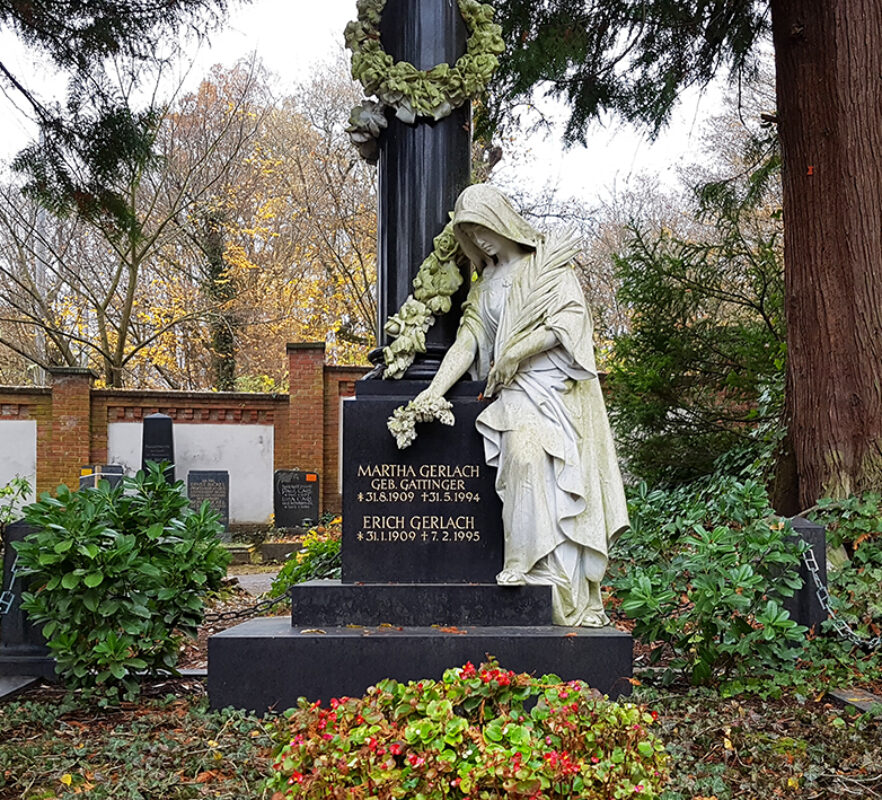 Granitsäule mit Rosenranken und lebensgroßer Marmorfigur 