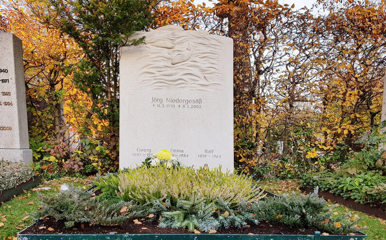 Vaterstetten Friedhof Doppelgrabmal Niedergesäß - 1