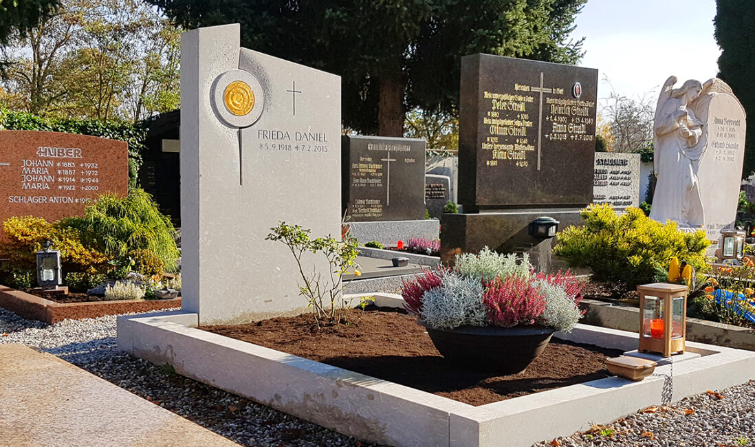 Grabstein aus Kalkstein mit Glaselement - Friedhof Pfaffenhofen/ München