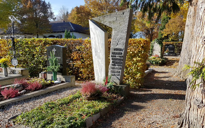 Pfaffenhofen Hauptfriedhof Einzelgrabstein Herber - 1