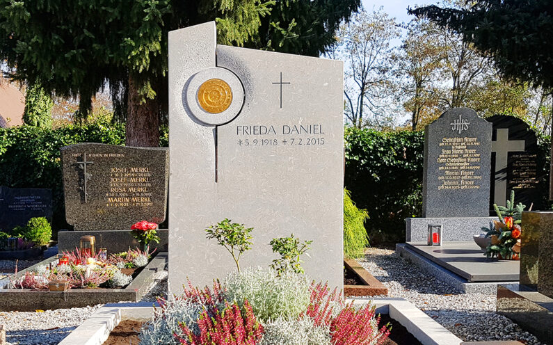 Pfaffenhofen Hauptfriedhof Einzelgrabstein Daniel - 1